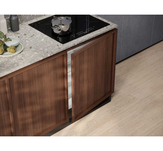 Встраиваемый морозильник Electrolux LYB2AE82S